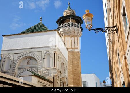 Moschea di Youssef Dey, situata all'ingresso meridionale della medina di Tunisi (vicino a Piazza Kasbah), tunisia, con un minareto decorato Foto Stock