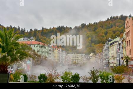 Piccola cittadina in Cecoslovacchia. In autunno. Resort per la salute comune. Città di Karlovy Vary, ottobre 2017. Foto Stock