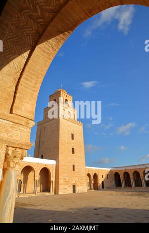 Il cortile della Grande Moschea di Kairouan, Tunisia, con il minareto visto da una galleria Foto Stock