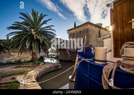 Vecchio ponte e Cappella sul Canal du Midi a le Somail in autunno. Monumenti storici Foto Stock