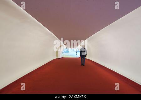 Il corridoio a forma di metropolitana del TWA Hotel all'Aeroporto John F. Kennedy di New York, Stati Uniti Foto Stock