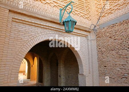 La storica medina di Nefta, Tunisia, decorata con motivi di mattoni e portici Foto Stock