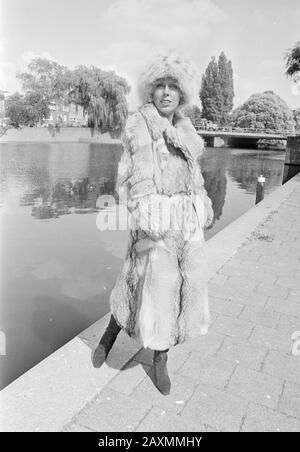 Collezione autunno e inverno presentata al Maison Cooper Hilton, giacca jack con collare Lynx Rob Falk. Data: 31 agosto 1976 Creatore: Anefo / Bogaerts Filenumber: 928-7545 URL: http://beeldbank.nationaalarchief.nl/na:col1:dat276726 Per ulteriori informazioni sull'Archivio Nazionale: Per http://www.nationaalarchief.nl altre foto di questa e di altre collezioni, visitate la nostra Image Bank :, http://www.beeldbank.nationaalarchief.nl vi preghiamo di aiutarci ad arricchire la nostra conoscenza delle raccolte fotografiche con tag e commenti da aggiungere. Riconoscete le persone o i luoghi o raccontate una storia speciale in una delle Foto Stock