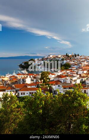 Vista del porto vecchio sull' isola di Skiathos ed Euboea in distanza, Grecia. Foto Stock