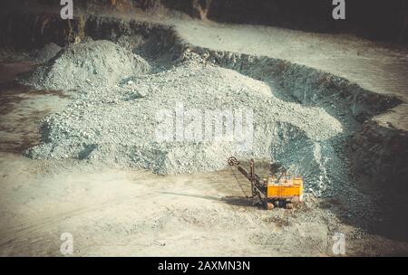 auto gialla per ottenere cava di granito, filtro Foto Stock