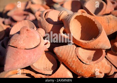 Pentole di creta (usato per cucinare) in una fabbrica di mattone a Tozeur, Tunisia Foto Stock