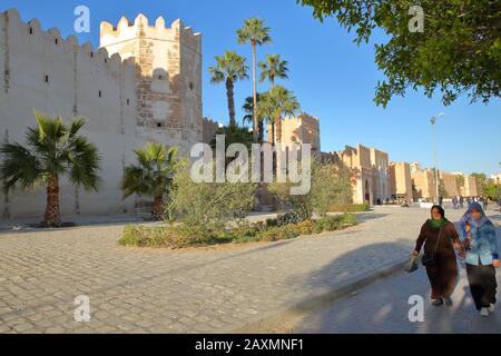 Sfax, TUNISIA - 22 DICEMBRE 2019: Gli imponenti bastioni della medina circondati da una grande passerella acciottolata Foto Stock