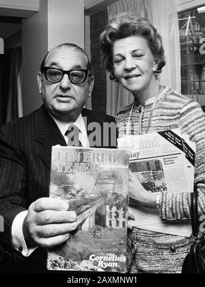 Levine en Cathy Ryan (weduwe van auteur Cornelius Ryan) oltre il film Een brug te ver 27 maart 1975 Film Producer Joseph E. Levine and Kathryn Ryan (vedova dell'autore Cornelius Ryan) in una conferenza stampa per il film A Bridge Too Far Foto Stock