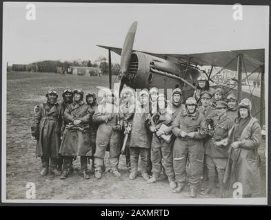 National Archive Collection War. (158-1638) UN famoso R.A.F. Squadrone. Ogni pilota e osservatore in questa fotografia Hanno Portato giù almeno tre macchine nemiche British Western Front a Fance - il lavoro della Royal Air Force durante l'offensiva tedesca. Uno squadrone RAF famoso. Ogni pilota e osservatore in questa immagine è abbattato su almeno tre macchine nemiche Foto Stock