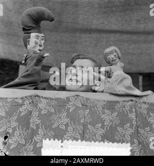 Collezione / Archivio: Photo Collection Anefo Report / Series: Contratti Charade Dam Amsterdam Data: 19 Gennaio 1956 Località: Amsterdam, Noord-Holland Parole Chiave: Contratti, Burattini Foto Stock