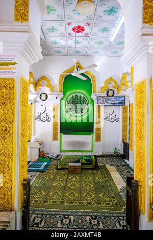 Kataragama, Sri Lanka - Gennaio 2020: Moschea UL-Khizr nel quartiere sacro di Kataragama il 19 gennaio 2020 a Kataragama, Sri Lanka. Foto Stock