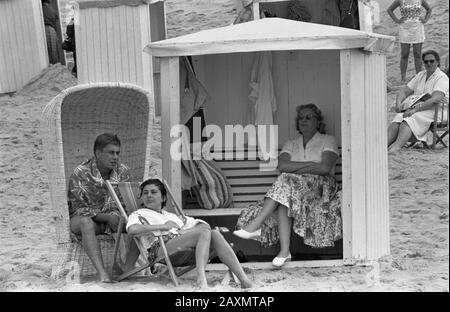 Raccolta / Archivio: Raccolta Di Foto Anefo Report / Series: Ex Imperatrice Soraya A Noordwijk, N.r. Prince Byra, Princess Soraya e sua madre Data: 4 agosto 1959 luogo: Noordwijk Parole Chiave: Principesse, principi, spiagge, dinastie Nome: Byra Esfandiary Bakhtiari, Soraya, imperatrice dell'Iran Foto Stock