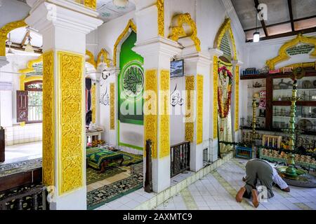 Kataragama, Sri Lanka - gennaio 2020: Un uomo che prega nella moschea UL-Khizr nel distretto sacro di Kataragama il 19 gennaio 2020 a Kataragama. Foto Stock
