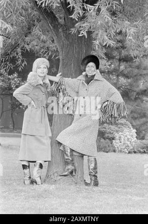 Presentazione Autunno / Inverno Maison Cooper Hilton Hotel; alla (a destra) con creazione Pierre Balmain; Menth con Rob Falk creazione. Data: 2 settembre 1975 Creatore: Anefo / Peters Filenumber: 928-1352 URL: http://beeldbank.nationaalarchief.nl/na:col1:dat270559 Per ulteriori informazioni sull'Archivio Nazionale: Per http://www.nationaalarchief.nl altre foto di questa e di altre collezioni, visitate la nostra Image Bank :, http://www.beeldbank.nationaalarchief.nl vi preghiamo di aiutarci ad arricchire la nostra conoscenza delle raccolte fotografiche con tag e commenti da aggiungere. Riconoscete la gente o i posti o dite ad un sp Foto Stock