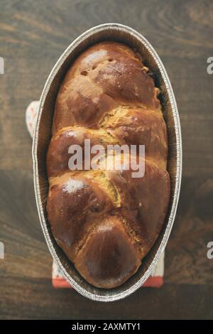 Vista dall'alto del pane Challah in contenitore sul tavolo a casa Foto Stock