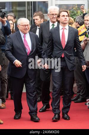 12 febbraio 2020, Baden-Wuerttemberg, Offenburg: Editore Hubert Burda (l) e suo figlio Jacob Burda (r) al gruppo dei media. L'editore Hubert Burda festeggia il suo 80th compleanno. Foto: Patrick Seeger/Dpa Foto Stock