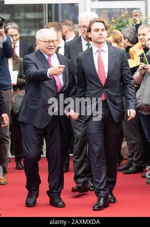 12 febbraio 2020, Baden-Wuerttemberg, Offenburg: Editore Hubert Burda (l) e suo figlio Jacob Burda (r) al gruppo dei media. L'editore Hubert Burda festeggia il suo 80th compleanno. Foto: Patrick Seeger/Dpa Foto Stock