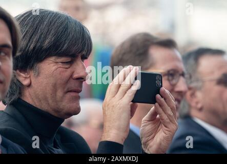 12 febbraio 2020, Baden-Wuerttemberg, Offenburg: Allenatore nazionale di calcio Joachim Löw scatta foto con il suo cellulare alla festa dei dipendenti del gruppo media Hubert Burda Medien. L'editore Hubert Burda festeggia il suo 80th compleanno. Foto: Patrick Seeger/Dpa Foto Stock