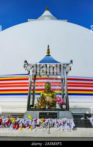 Kataragama, Sri Lanka - Gennaio 2020: Offerte Nella Stupa Buddista Kirivehara Il 19 Gennaio 2020 A Kataragama, Sri Lanka. Foto Stock