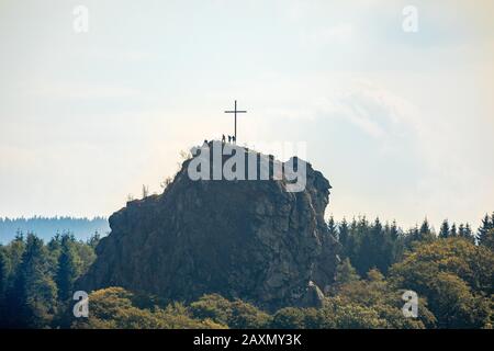 Foto aeree, pietre di Bruchhauser, alpinisti con binocolo, croce sulla collina fieldstone, Bruchhausen, Olsberg, Sauerland, Nord Reno-Ovest Foto Stock