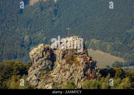 Foto aeree, pietre di Bruchhauser, alpinisti con binocolo, croce sulla collina fieldstone, Bruchhausen, Olsberg, Sauerland, Nord Reno-Ovest Foto Stock