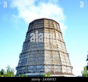 tutta la tubazione per impianti di raffreddamento ad acqua su un cielo blu chiaro Foto Stock