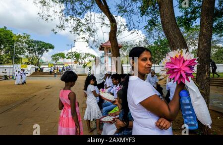 Kataragama, Sri Lanka - gennaio 2020: Pellegrini che riposano nello Stupa buddista Kirivehara il 19 gennaio 2020 a Kataragama, Sri Lanka. Foto Stock