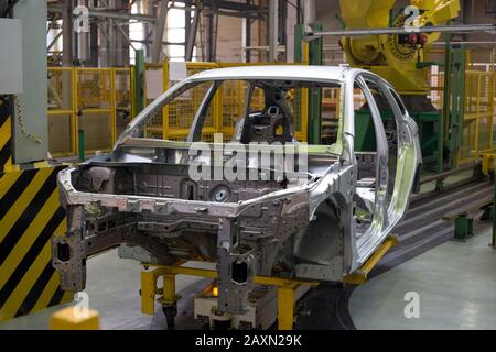 Russia, Izhevsk - 14 Dicembre 2019: Lada Automobile Plant Izhevsk. Costruzione del telaio di una nuova vettura. Azienda di produzione di automobili moderne. Foto Stock