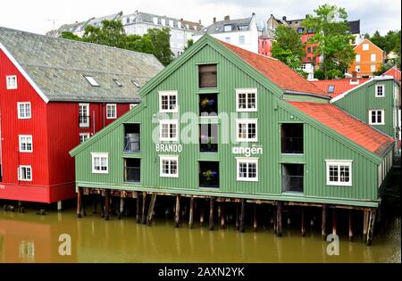 Magazzini in legno lungo il fiume Nidelva nel distretto di Bakklandet di Trondheim, Norvegia. Foto Stock