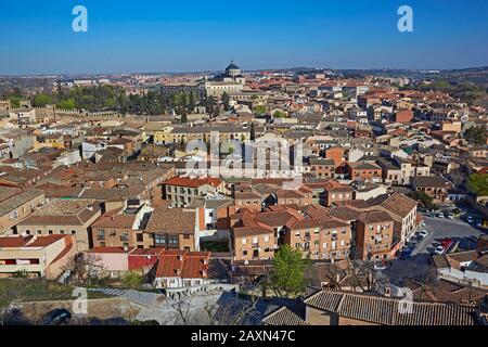 Veduta aerea del nord di Toledo con guglia del 'Hospital de Tavera' sullo sfondo Foto Stock