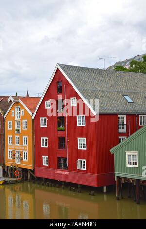 Magazzini in legno lungo il fiume Nidelva nel distretto di Bakklandet di Trondheim, Norvegia. Foto Stock