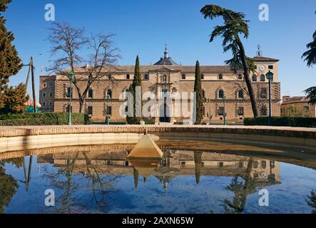 Il Museo d'arte 'Hospital de Tavera' si riflette in piscina. Costruito tra il 1541 e il 1603 per ordine del Cardinale Tavera Foto Stock