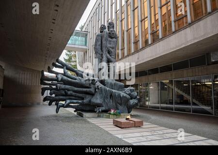 Banska Bystrica, Slovacchia - 29 Ottobre 2019: Museo Della Rivolta Nazionale Slovacca. Struttura in calcestruzzo divisa in due sezioni. Attrazione turistica. Foto Stock