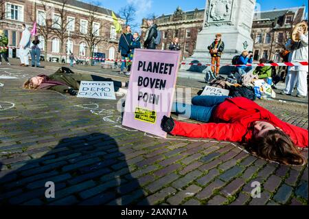 Attivisti xr che si esibiscono mentre si tiene un placard durante la protesta.Mentre il governo olandese ha un dibattito sul CETA, accordo di libero scambio, il gruppo attivista Extinction Rebellion Nederland ha svolto un'azione al di fuori delle Houses of Parliament per fare un appello a fermare l'accordo CETA. Oltre 70 organizzazioni in tutto il mondo hanno firmato una lettera aperta per chiedere al governo olandese di votare contro il CETA. Foto Stock