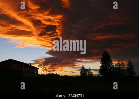 Serata rossa. Il cielo è in fiamme. Incredibili nuvole.. Tramonto spettacolare Foto Stock