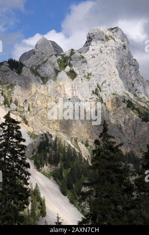 Vista su Rote Flüh e Gimpel sulle montagne Tannheimer, Tirol Foto Stock