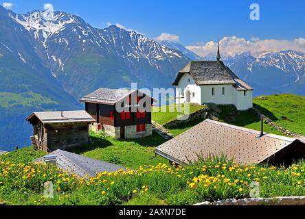 Cappella Maria alla neve nel villaggio di fronte a Fletschhorn 3985 m, Bettmeralp, Aletsch, Goms, Oberwallis, Vallese, Svizzera Foto Stock