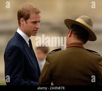 Il Principe William partecipa ai funerali Di Alexis Roberts, La Maggiore cattedrale di Canterbury, nel Kent, nell'ottobre 2007. Il maggiore 'Lex' Roberts fu ucciso da un'esplosione durante le operazioni vicino all'Airfield di Kandahar nella provincia di Helmand mentre serviva con il battaglione 1st, i fucili reali Gurkha. Il principe descrisse Il Maggiore Roberts come "un buon amico" e disse che era "profondamente rattristato" dalla sua morte. Foto Stock