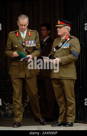 Il Principe William partecipa ai funerali Di Alexis Roberts, La Maggiore cattedrale di Canterbury, nel Kent, nell'ottobre 2007. Il maggiore 'Lex' Roberts fu ucciso da un'esplosione durante le operazioni vicino all'Airfield di Kandahar nella provincia di Helmand mentre serviva con il battaglione 1st, i fucili reali Gurkha. Il principe descrisse Il Maggiore Roberts come "un buon amico" e disse che era "profondamente rattristato" dalla sua morte. Foto Stock