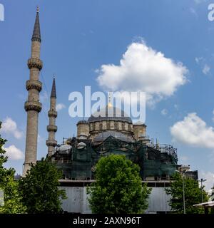 18 giugno 2019 - Istanbul, Turchia - Yeni Cami (Nuova Moschea) vicino all'ingresso del mercato delle spezie di Istanbul Foto Stock