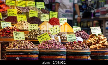 18 giugno 2019 - Istanbul, Turchia - bastoni Alla Cannella e molti tipi di tè trovati in una delle molte bancarelle del Grand Bazaar Foto Stock