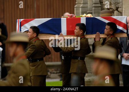 Il Principe William partecipa ai funerali Di Alexis Roberts, La Maggiore cattedrale di Canterbury, nel Kent, nell'ottobre 2007. Il maggiore 'Lex' Roberts fu ucciso da un'esplosione durante le operazioni vicino all'Airfield di Kandahar nella provincia di Helmand mentre serviva con il battaglione 1st, i fucili reali Gurkha. Il principe descrisse Il Maggiore Roberts come "un buon amico" e disse che era "profondamente rattristato" dalla sua morte. Foto Stock