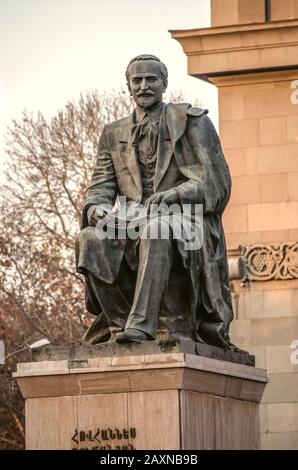 Yerevan, Armenia, 03 dicembre 2018: Monumento Bronze al grande poeta armeno Hovhannes Tumanyan vicino all'angolo meridionale del teatro dell'opera di Yerevan Foto Stock