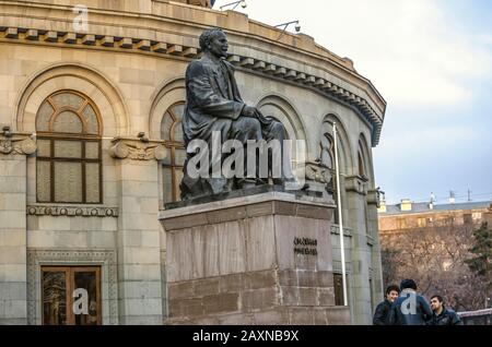 Yerevan, Armenia, 03 dicembre 2018: La costruzione del Teatro dell'Opera di Yerevan sulla piazza della libertà con un monumento in bronzo al grande poeta armeno Hovhan Foto Stock
