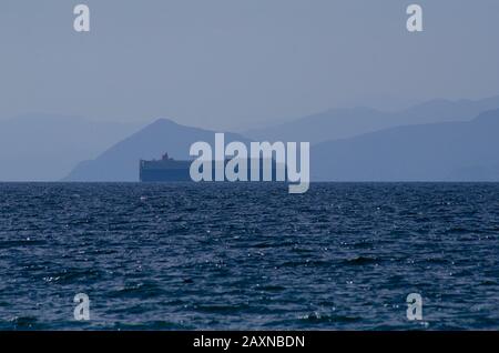 Nave da carico che entra nel porto del Pireo ad Atene Grecia Foto Stock