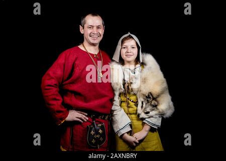 Padre e figlia in costumi vichinghi, creati da reperti archeologici, 10-11 secolo, Svezia. Foto Stock