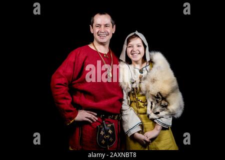 Padre e figlia in costumi vichinghi, creati da reperti archeologici, 10-11 secolo, Svezia. Foto Stock