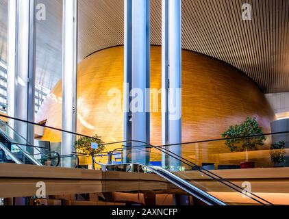 Vista esterna della grande sala a forma di uovo che ospita l'emiciclo del Parlamento europeo nell'edificio Louise Weiss di Strasburgo, Francia. Foto Stock