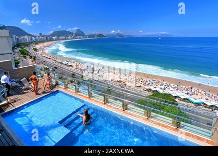 Piscina sulla terrazza sul tetto degli hotel Grand Mercure con vista su Copacabana e sul Pan di zucchero 396 m, Rio de Janeiro, Brasile Foto Stock