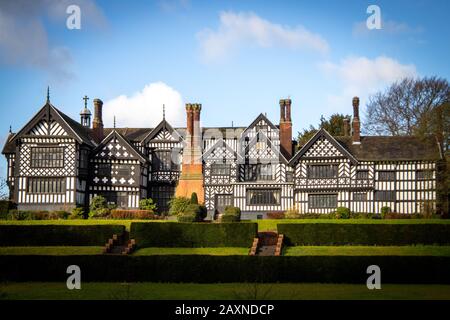 Bramall Hall Dentro E Fuori Foto Stock